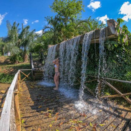 balneario-com-cascata-nascente-azul